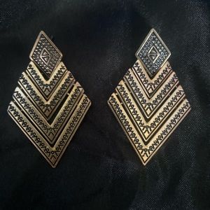 Dangle costume jewelry earrings